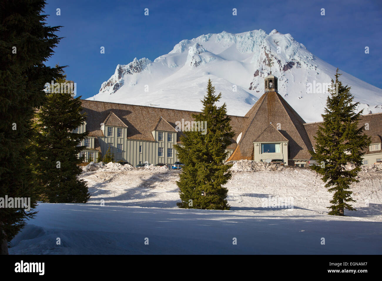 Timberline Lodge below Mount Hood in the Cascade Mountains, Oregon, USA Stock Photo