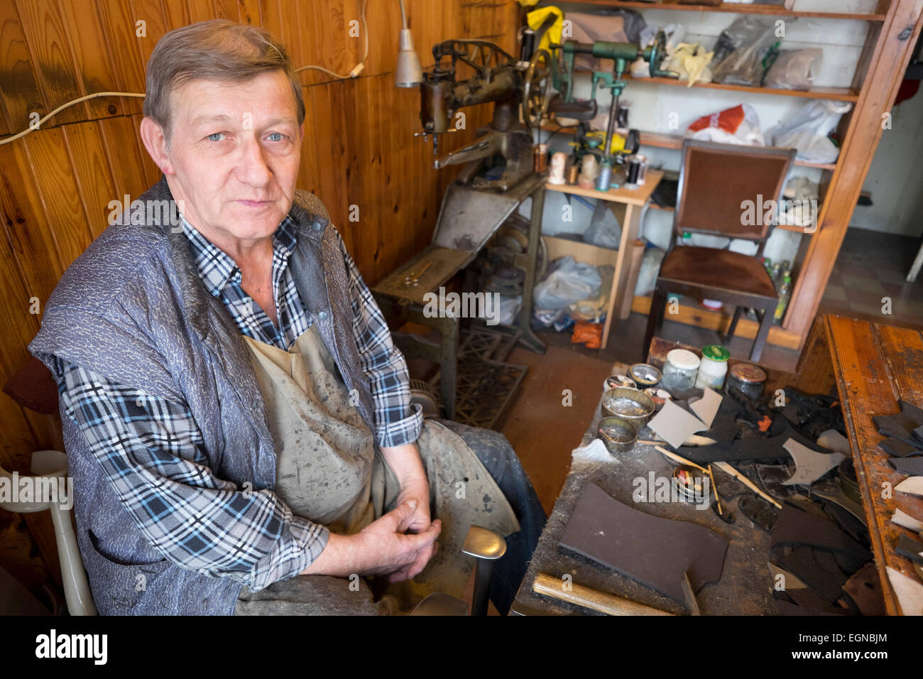 Cobbler mending shoe hires stock photography and images Alamy