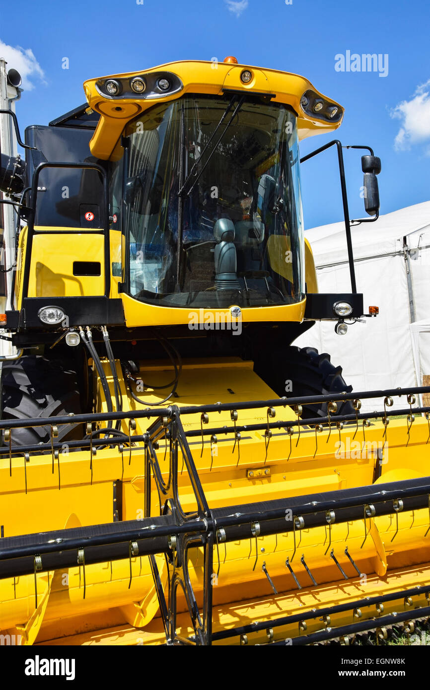 Conmbine harvester hires stock photography and images Alamy