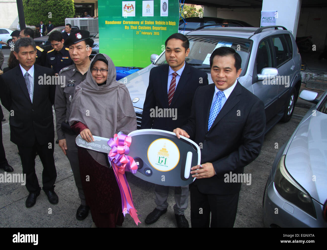 Somchai Sujjapongse, (R) Director General of Customs presided the
