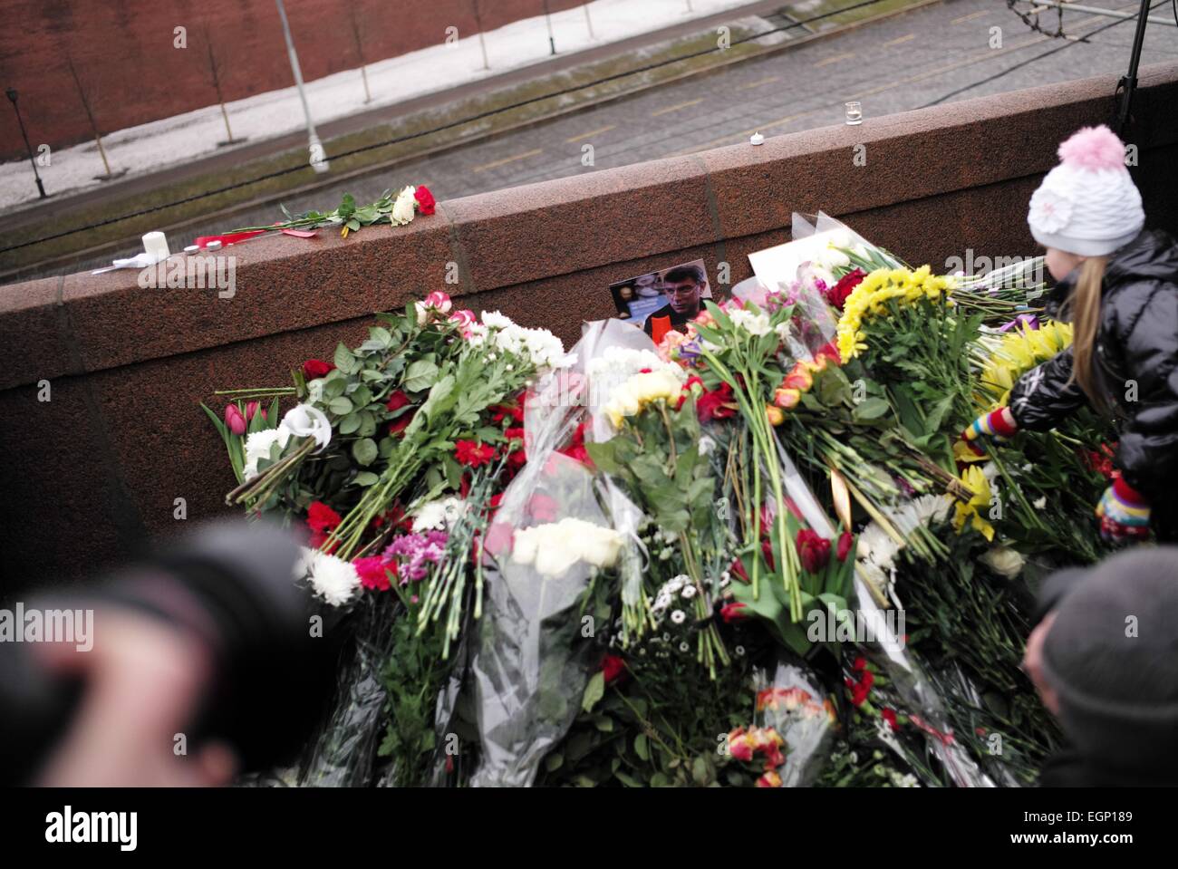 Moscow, Russia. 28th February, 2015. A girl lays flowers on the murder site of Russian opposition leader Boris Nemtsov in Moscow, Russia, on Feb. 28, 2015. People came to the murder site of Boris Nemtsov for mourning on Saturday. Boris Nemtsov was shot and killed near the city center on Feb. 27, 2015. Credit:  Dai Tianfang/Xinhua/Alamy Live News Stock Photo