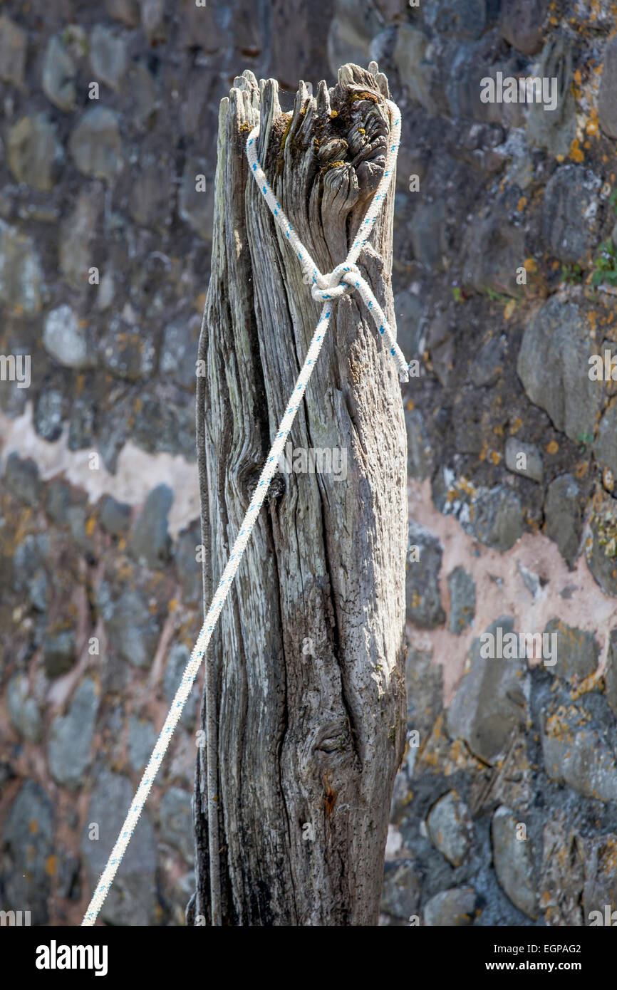 Post and rope Stock Photo - Alamy