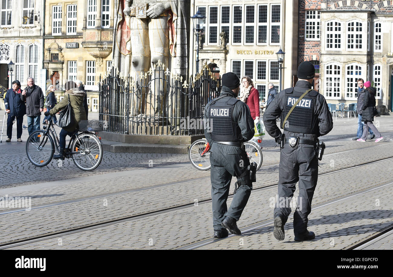 Bremen, Germany. 28th Feb, 2015. Police officers patrol the central