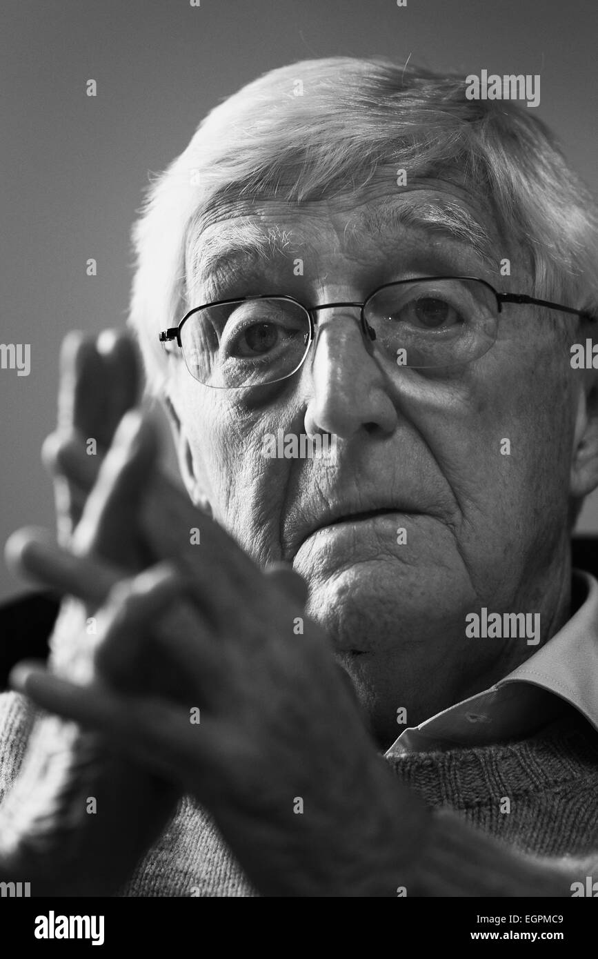 Barnsley, UK. 30th October 2014. Sir Michael Parkinson as guest editor at the Barnsley Chronicle. Picture: Scott Bairstow/Alamy Stock Photo