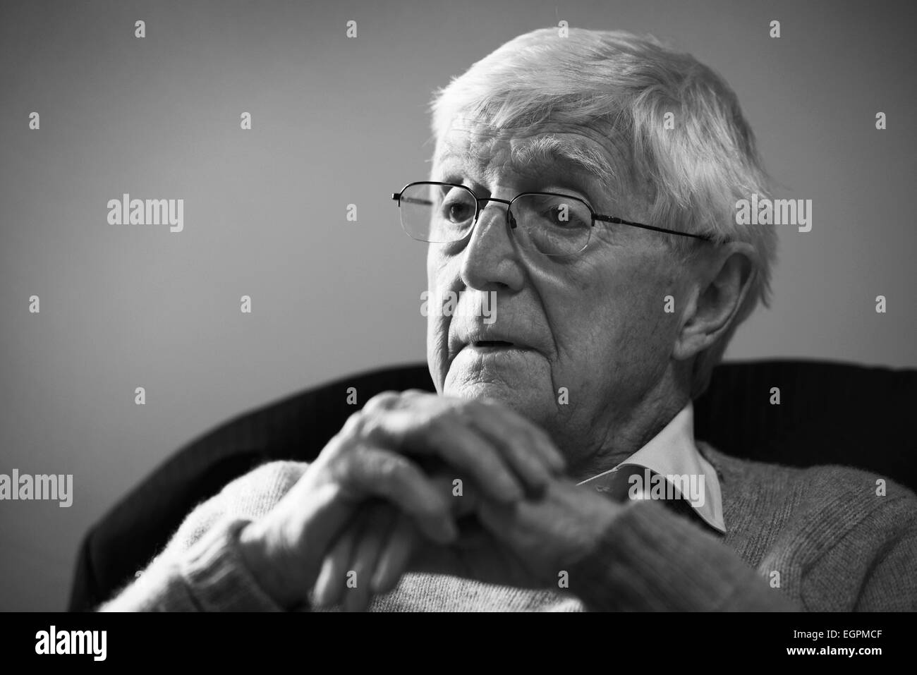 Barnsley, UK. 30th October 2014. Sir Michael Parkinson as guest editor at the Barnsley Chronicle. Picture: Scott Bairstow/Alamy Stock Photo