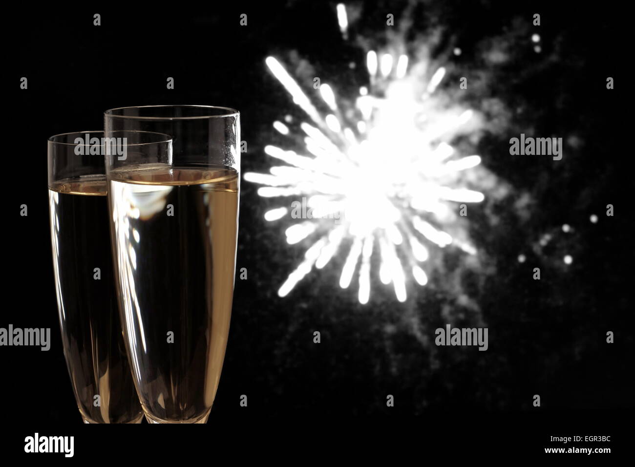 Two champagne glasses splash with drops hi-res stock photography and ...