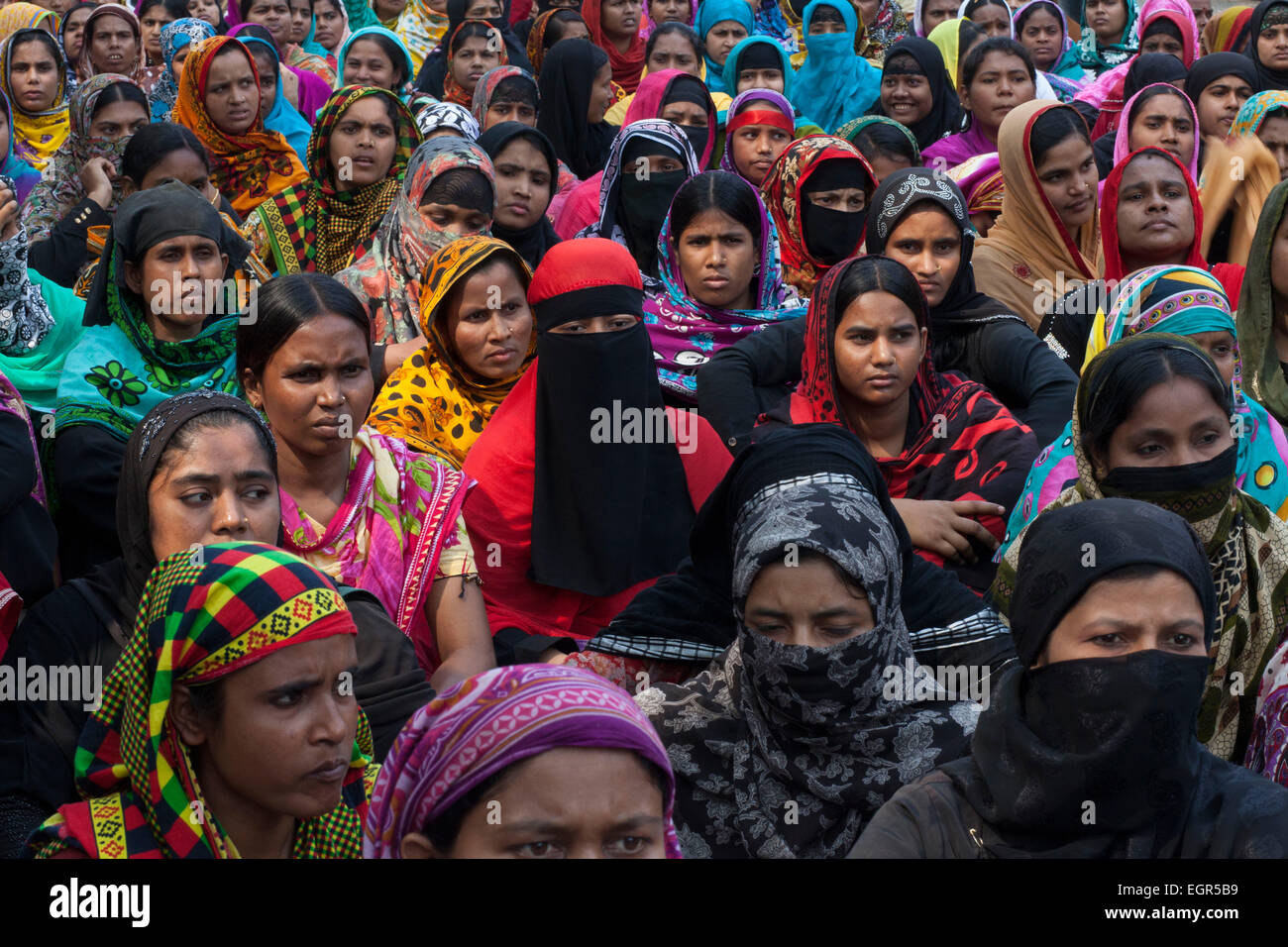Workers of AMCS Textile at Adamzee EPZ take part in a demonstration in front of National Press Club in Dhaka, following the closure of their factory. © zakir hossain chowdhury zakir/Alamy Live News Stock Photo