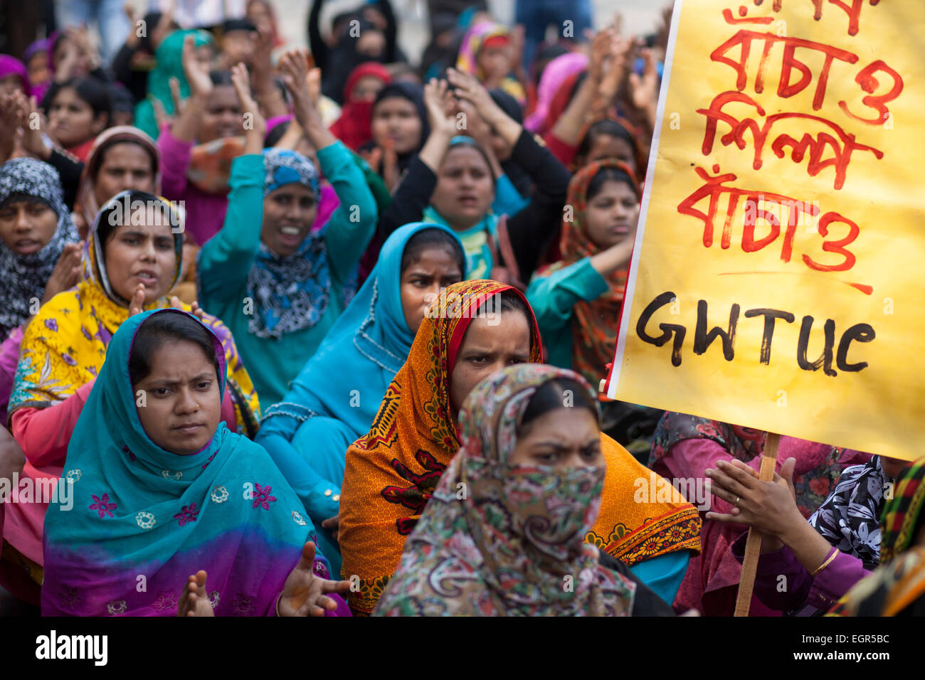 Workers of AMCS Textile at Adamzee EPZ take part in a demonstration in front of National Press Club in Dhaka, following the closure of their factory. © zakir hossain chowdhury zakir/Alamy Live News Stock Photo