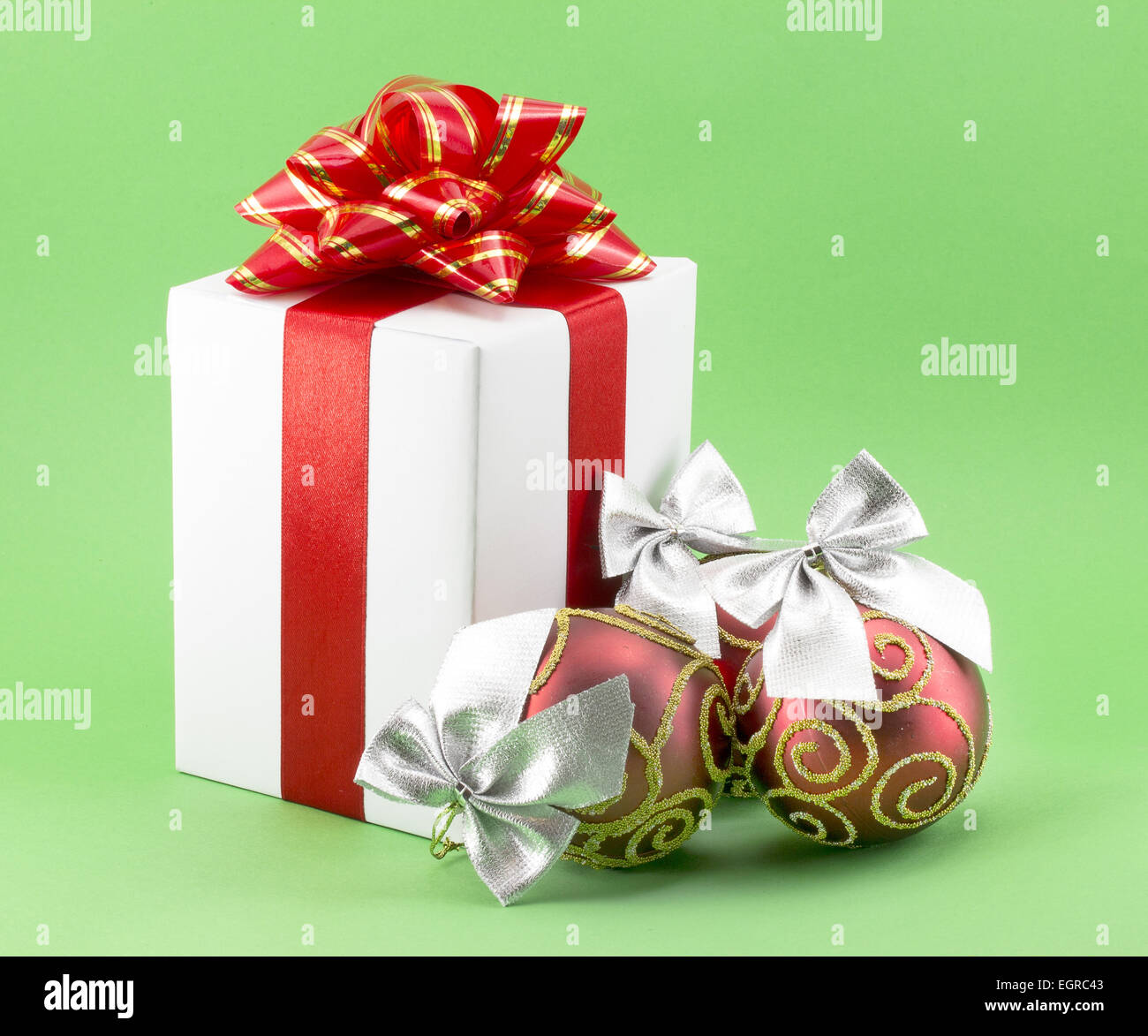 white gift box with red ribbon bow and christmas balls Stock Photo - Alamy