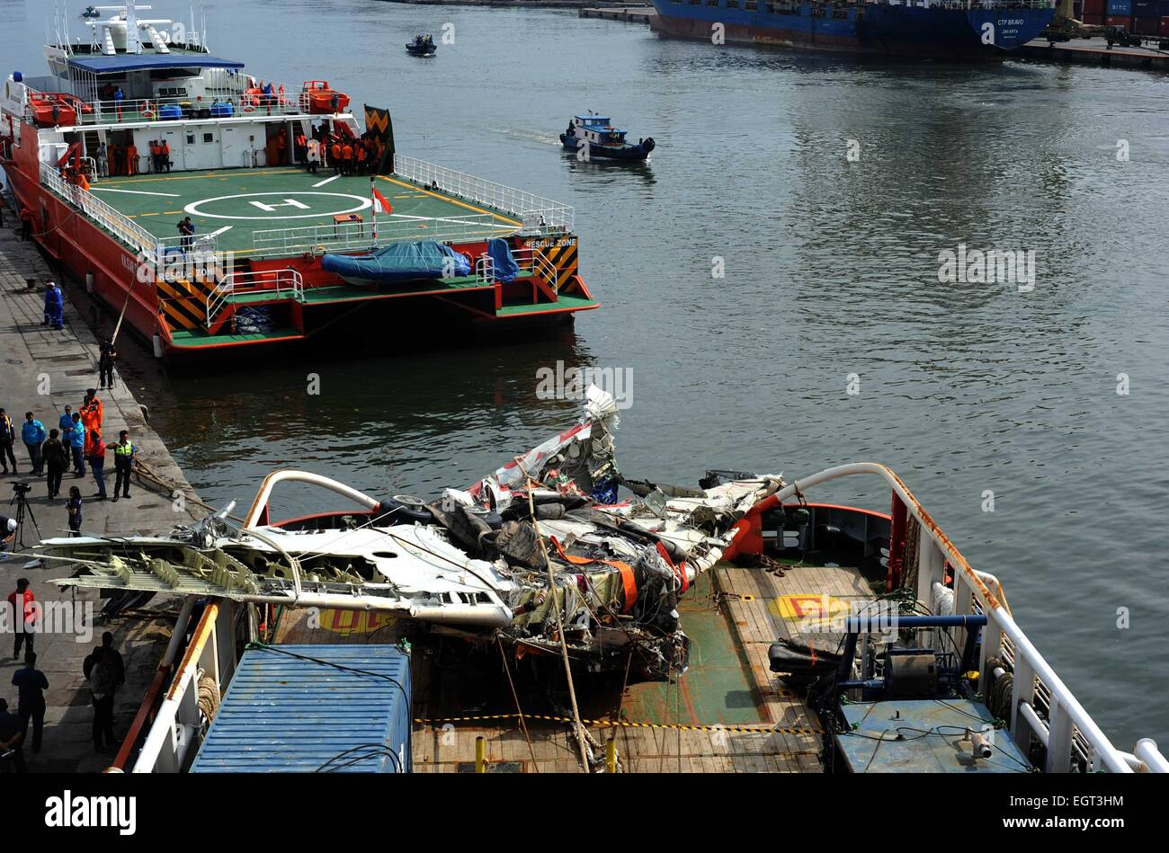Jakarta, Indonesia. 2nd Mar, 2015. A large part of AirAsia QZ 8501 fuselage is lifted from the rescue ship Crest Onyx at Tanjung Priok harbor in Jakarta, Indonesia, March 2, 2015. Indonesian officials said on Saturday that the final major part of the fuselage of the AirAsia QZ 8501 has been retrieved. AirAsia QZ 8501 was crashed in Karimata Strait enroute from Indonesia's city of Surabaya for Singapore on Dec. 28, killing all 162 people onboard. © Agung Kuncahya B./Xinhua/Alamy Live News Stock Photo