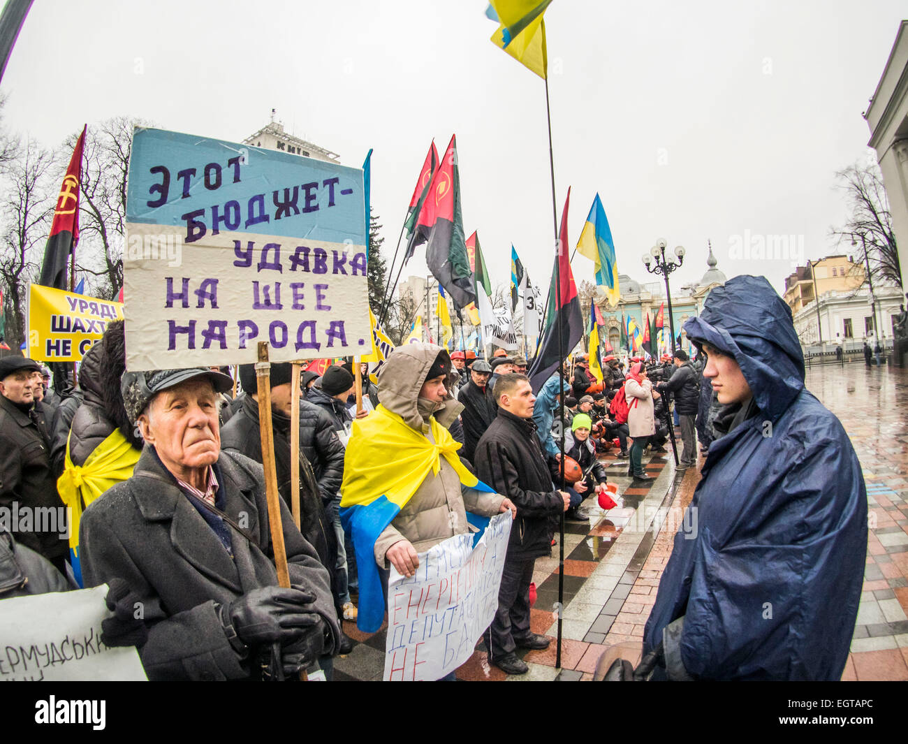 Довел народ до нищеты