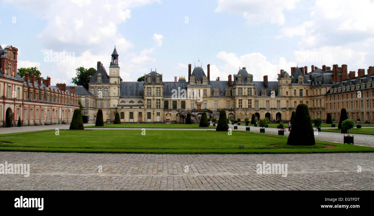 Paris, France. 2nd Mar, 2015. This photo taken on July 21st, 2014 shows the Chateau de Fontainebleau, southeast of Paris, France. Fifteen rare antiques were stolen on Sunday morning in the Chinese Museum of the Chateau de Fontainebleau, southeast of Paris, the French culture ministry said. Credit:  Xinhua/Alamy Live News Stock Photo