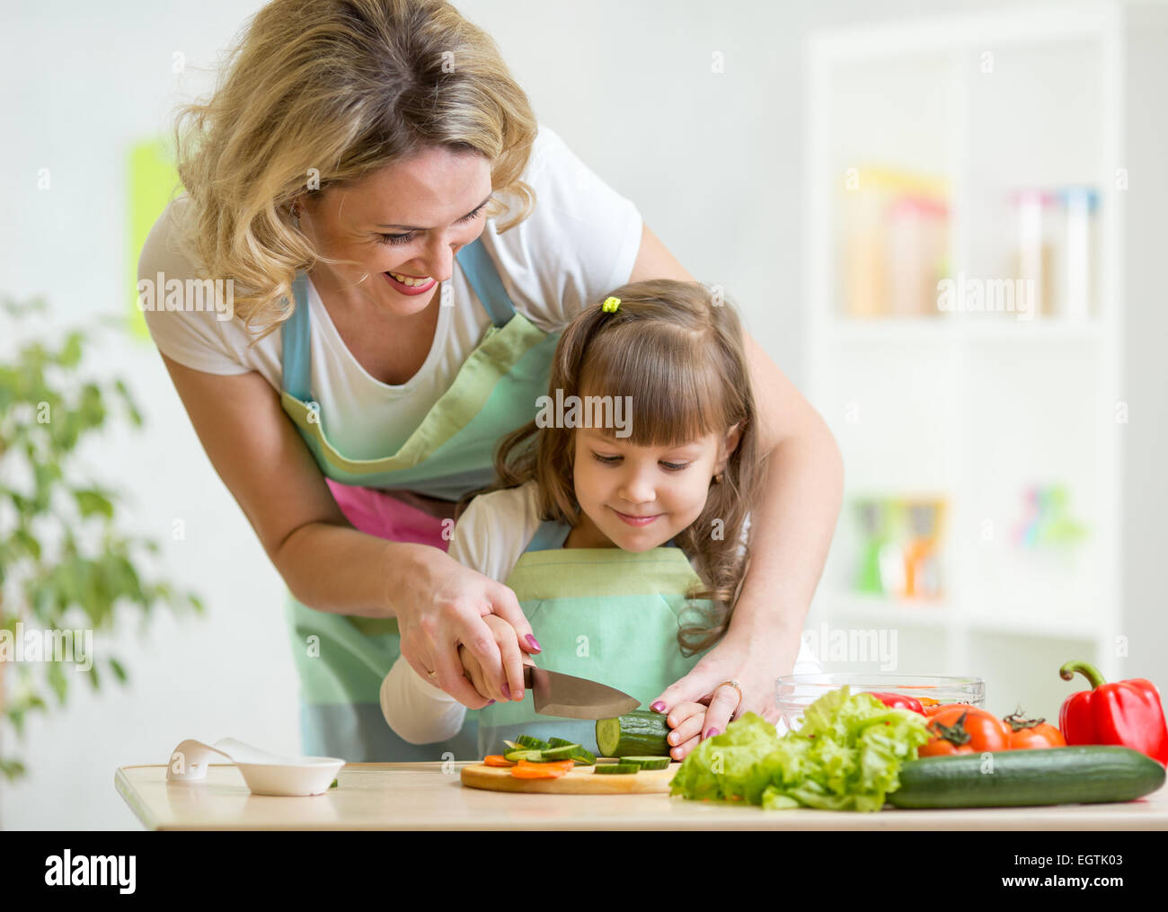 Учит дочь как правильно. Мама с дочкой готовят. Мама готовит. Мама и дочка картинки. Готовим вместе с мамой на кухне.
