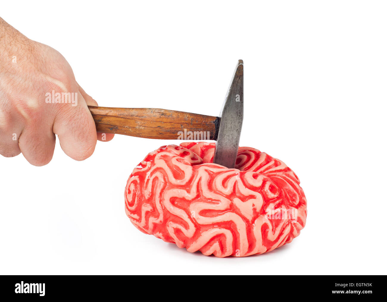 Бьют молотком по голове. Удар молотком. Бьет молотком. Чел с молотком. Бьет молотком.