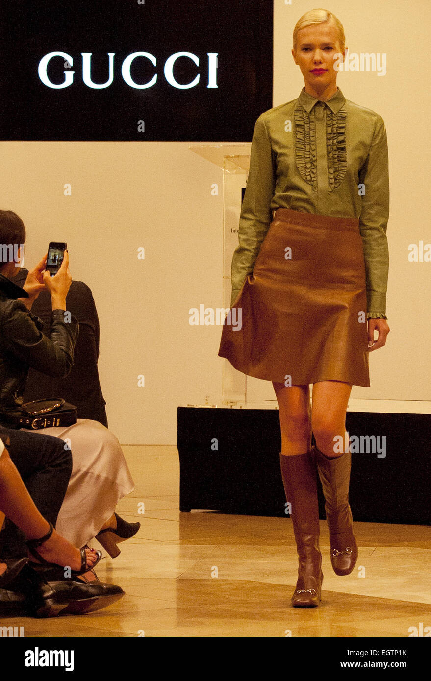 MILAN, ITALIE - 23 SEPTEMBRE 2022: Femme avec sac Gucci marron avec motif  de logo avant le défilé de mode Gucci, Milan Fashion week Street style  Photo Stock - Alamy