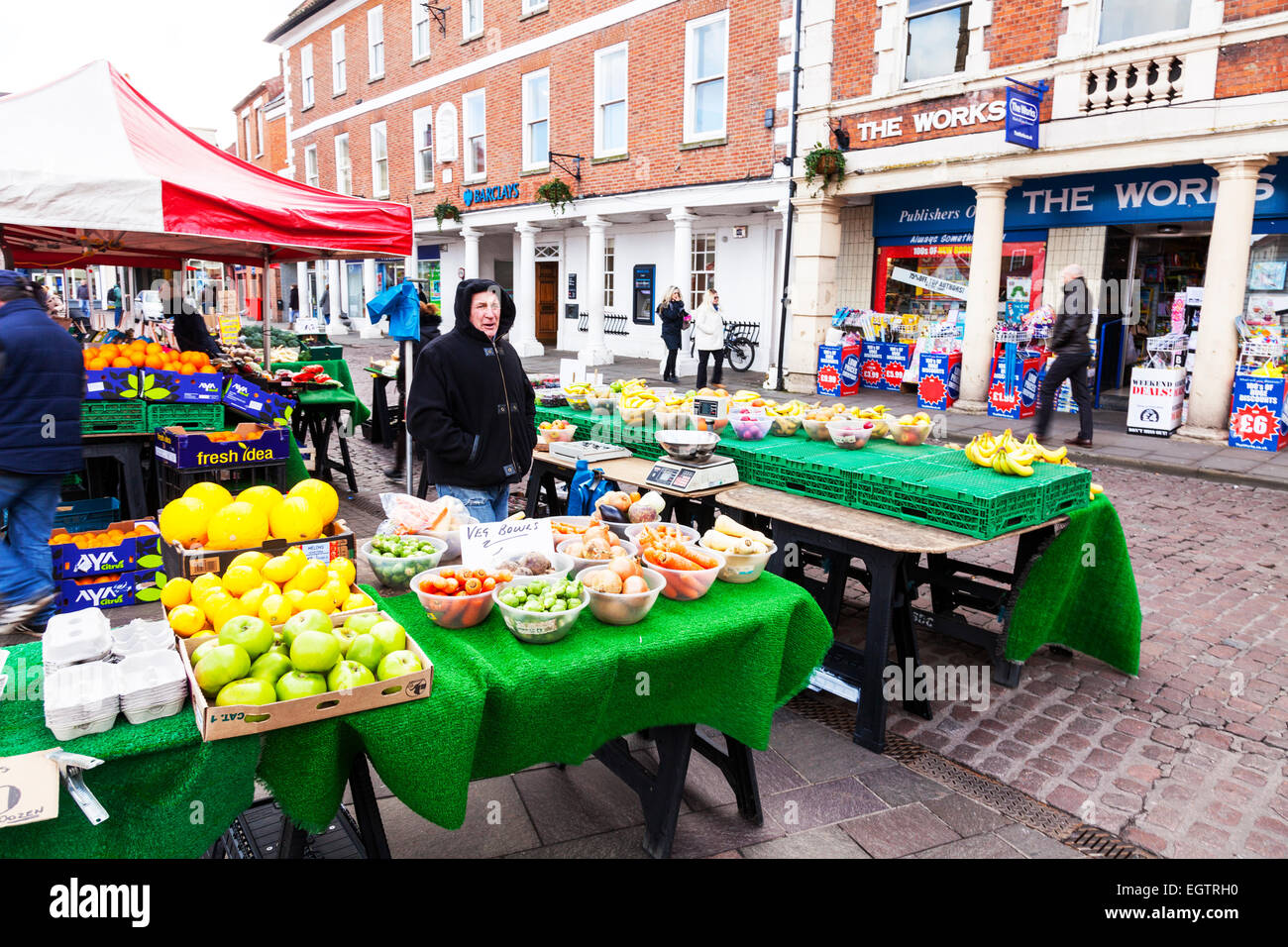 Newark on Trent Georgian market square stalls church shops town centre fruit and & veg vegetables seller salesman  uk England Stock Photo