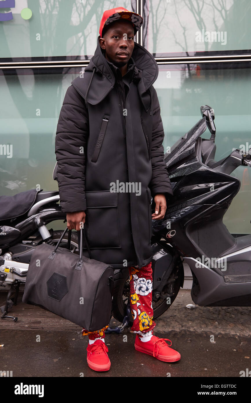 Milan, Italy. 2nd March, 2015. Man poses for photographers before Giorgio Armani show with Yves Saint Laurent bag, Milan Fashion Week Day 6, Fall/Winter 2015/2016 street style on March 2, 2015 in Milan. Credit:  A. Astes/Alamy Live News Stock Photo