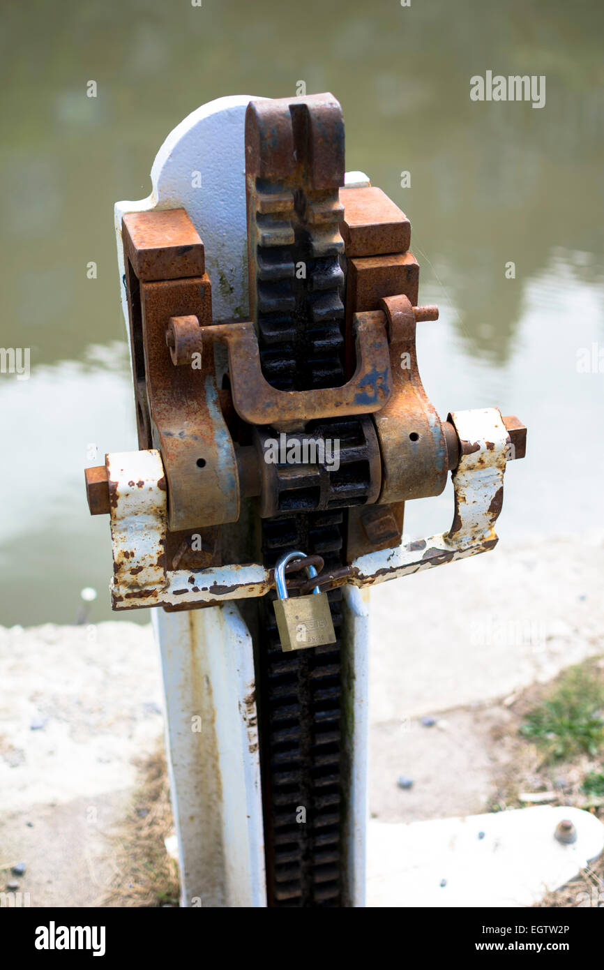 and Avon Canal Lock Winding gear or paddle gear Stock Photo Alamy