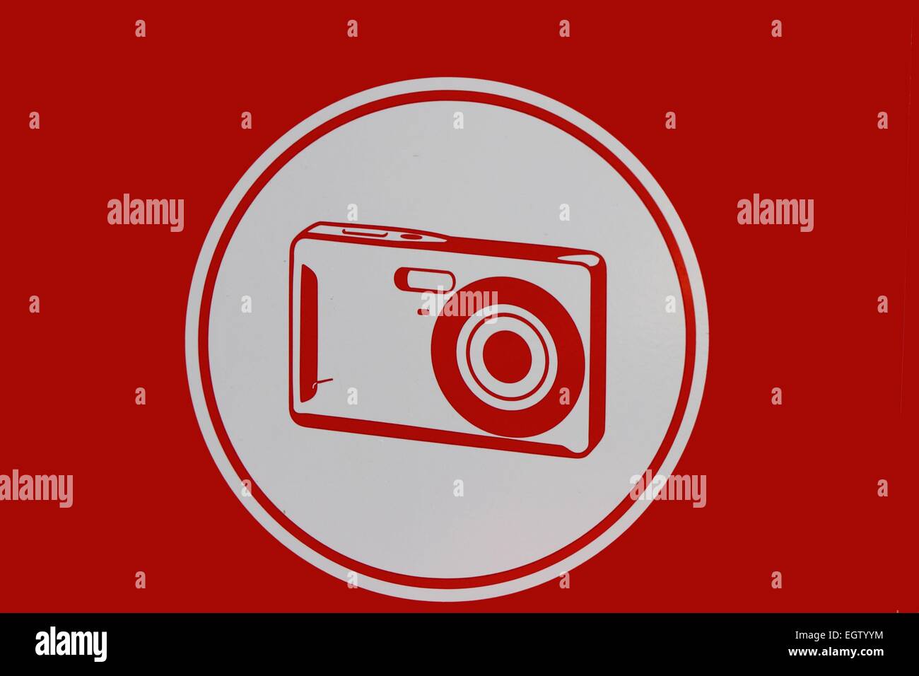 on a red background shows a camera icon Stock Photo - Alamy
