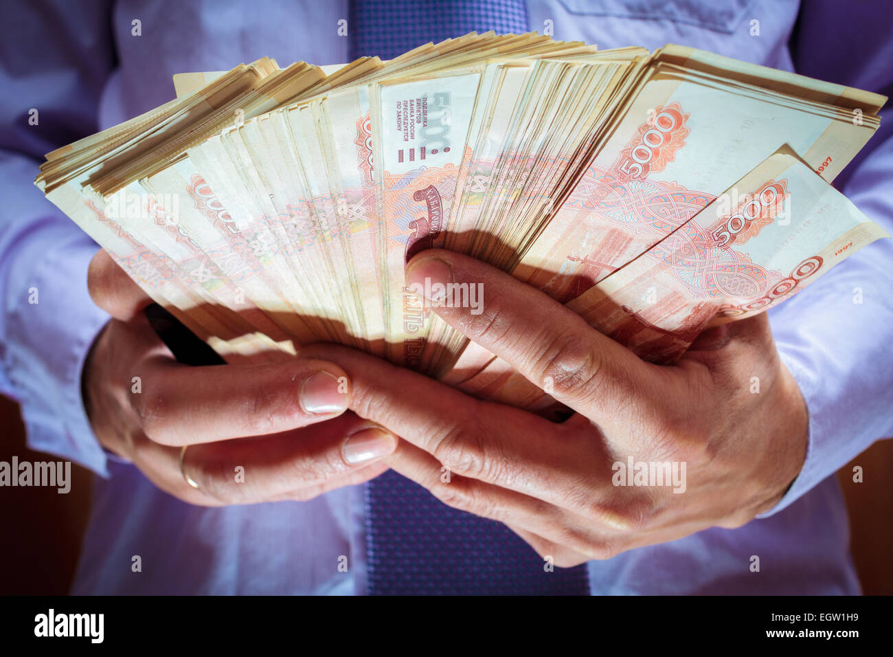 налог на вклады свыше миллиона рублей. деньги в руках. накопительный вклад. денежные средства. налогообложение доходов по вкладам.