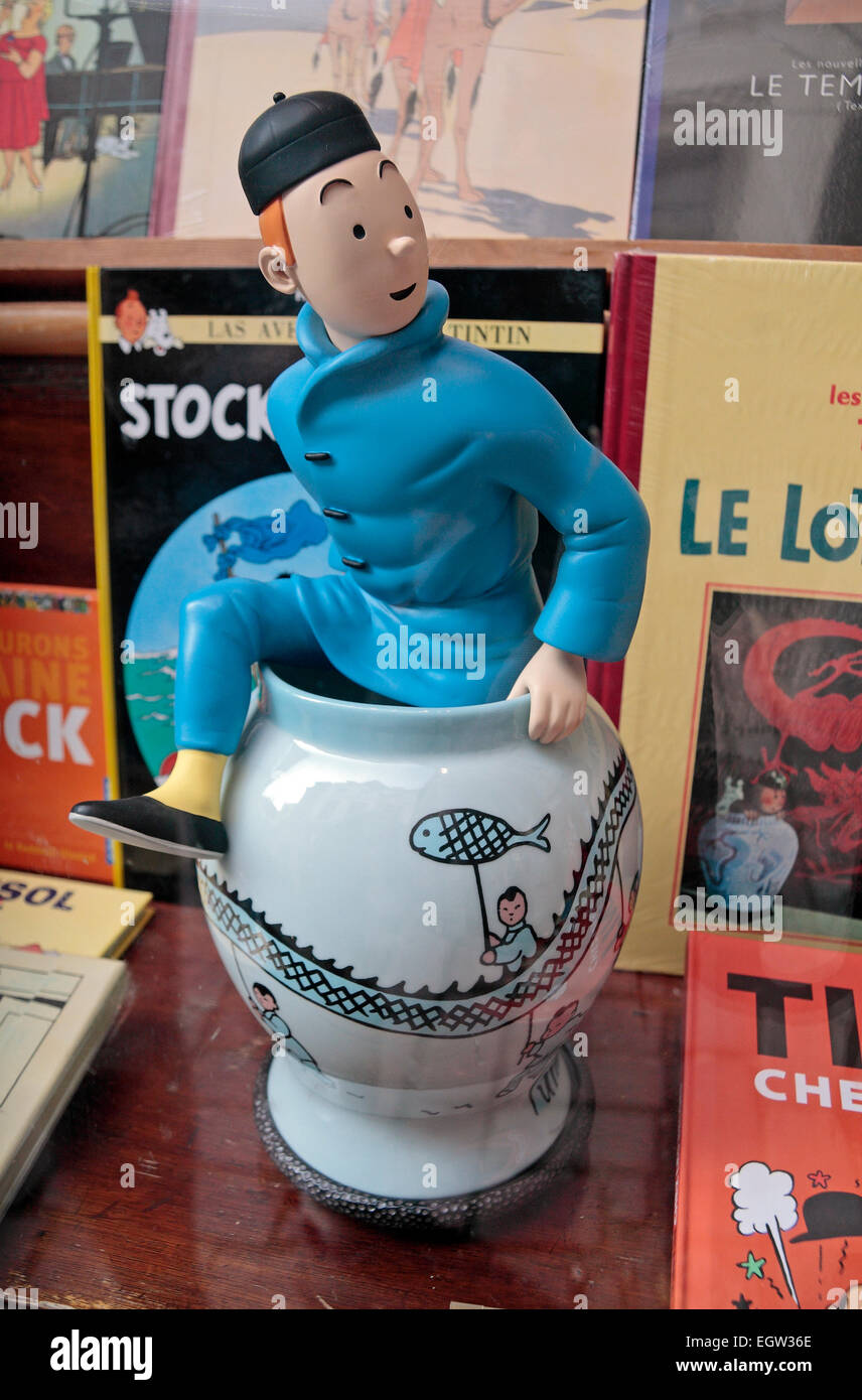 Tintin in a china pot figure souvenir in a shop window in the Galerie de la  Reine, Brussels, Belgium Stock Photo - Alamy