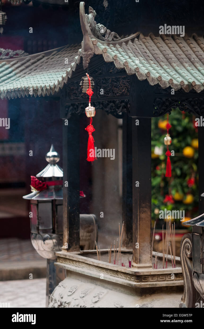 Singapore chinese buddhist temple hi-res stock photography and images ...