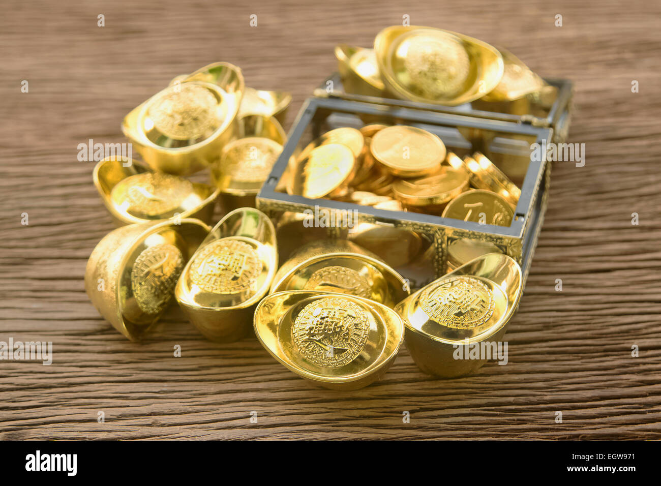 Pile of chinese gold ingots and golden coins Stock Photo - Alamy