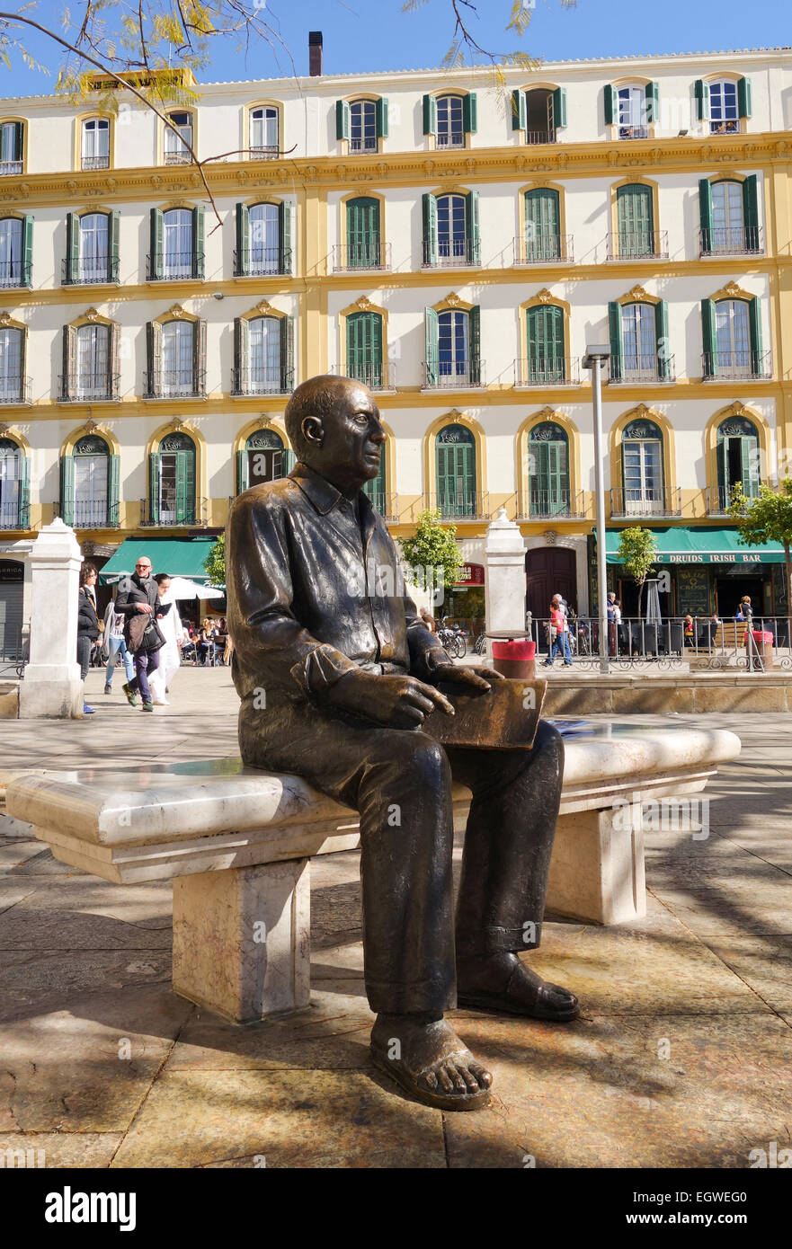 Pablo Picasso Bronze Sculpture, Pablo Picasso sitting on bench plaza