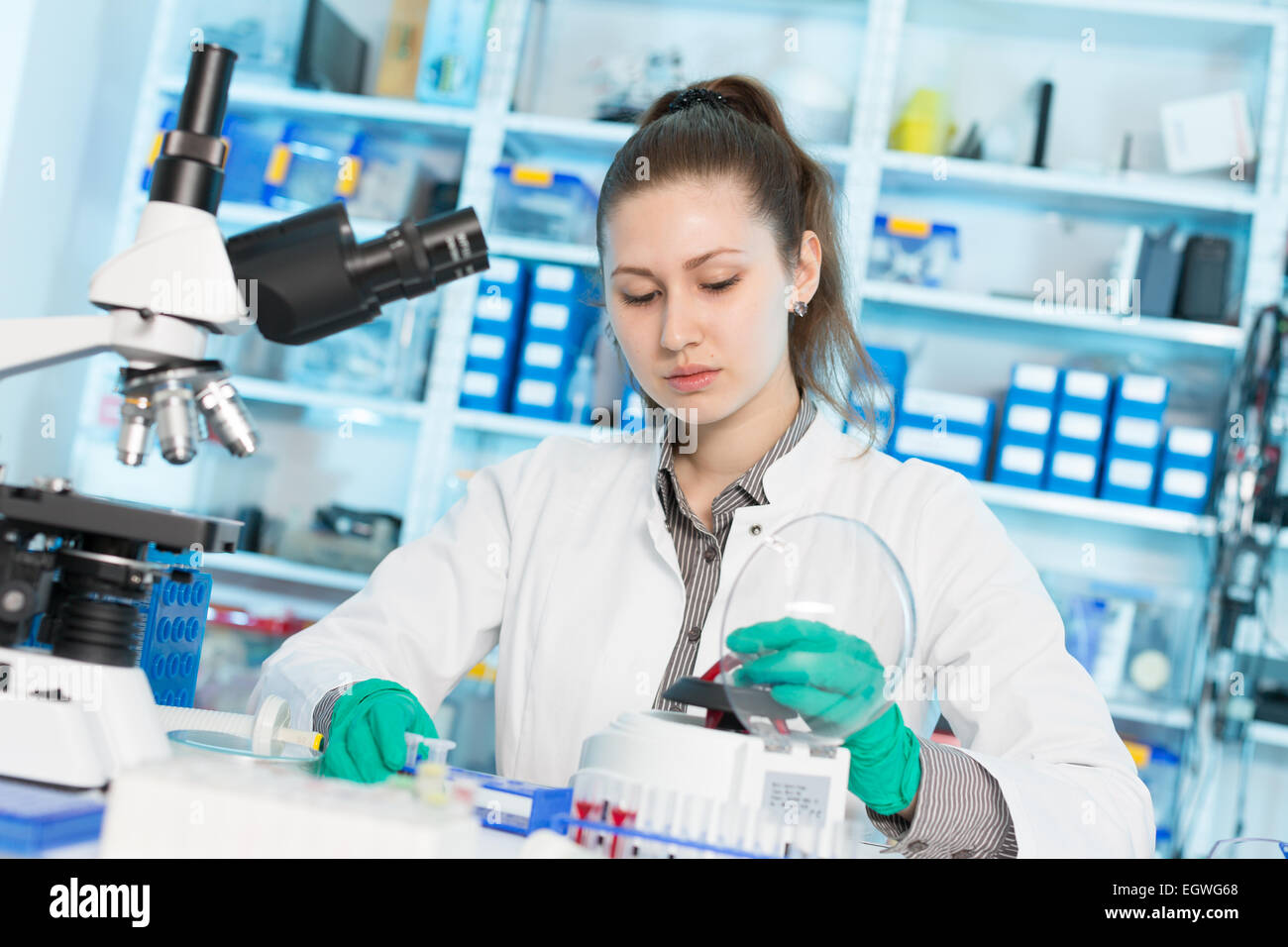 женщина лаборант. комплексная судебно-медицинская экспертиза. помощник исследования. помощник исследования. помощник исследования.