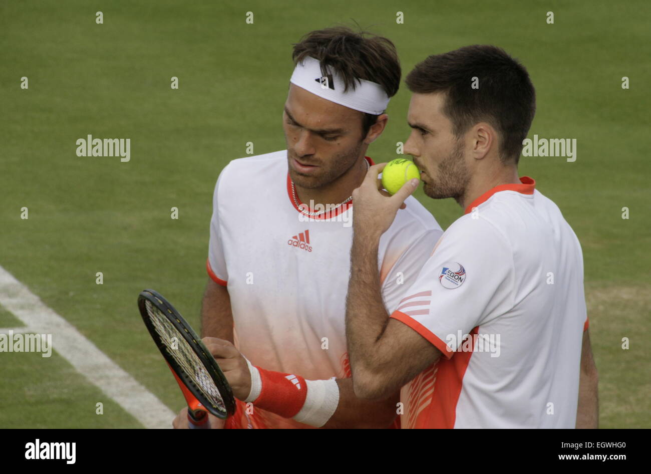 Ross Hutchins and Colin Fleming discuss tactics at the Queen's Club in London Stock Photo