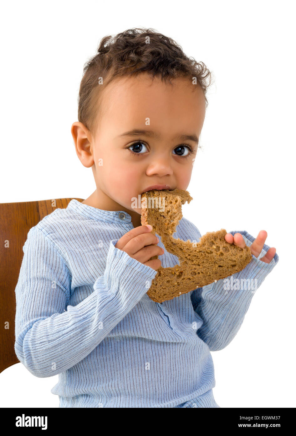 смешные дети. ребенок ест хлеб. надкушенный хлеб. ребенок с куском хлеба. мальчик с булочкой.