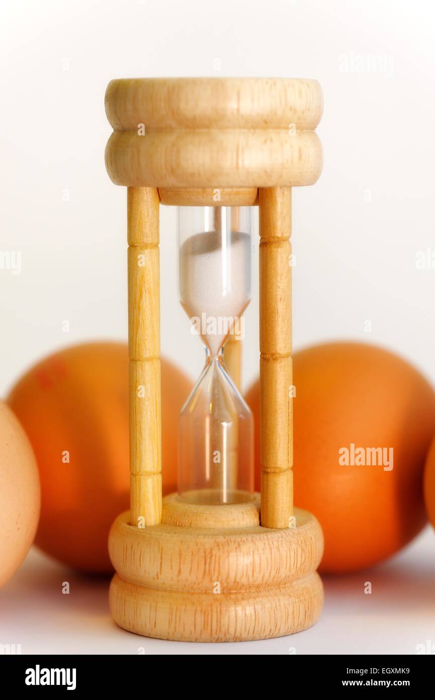 A traditional kitchen 3 minute egg timer and some eggs Stock Photo Alamy