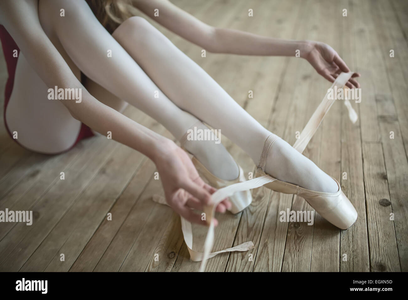 putting on ballet shoes Stock Photo Alamy