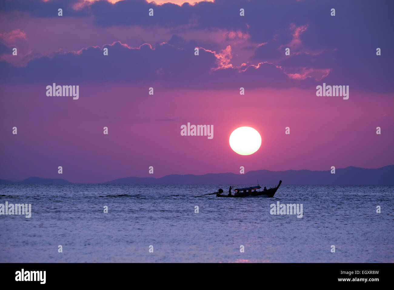 Ocean sunset boat hi-res stock photography and images - Alamy