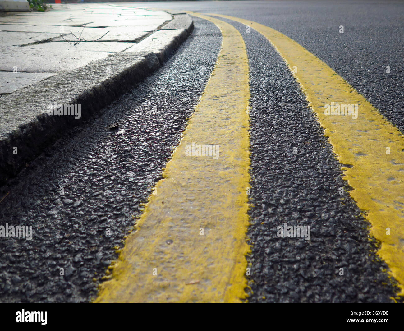 Curved double yellow lines hires stock photography and images Alamy