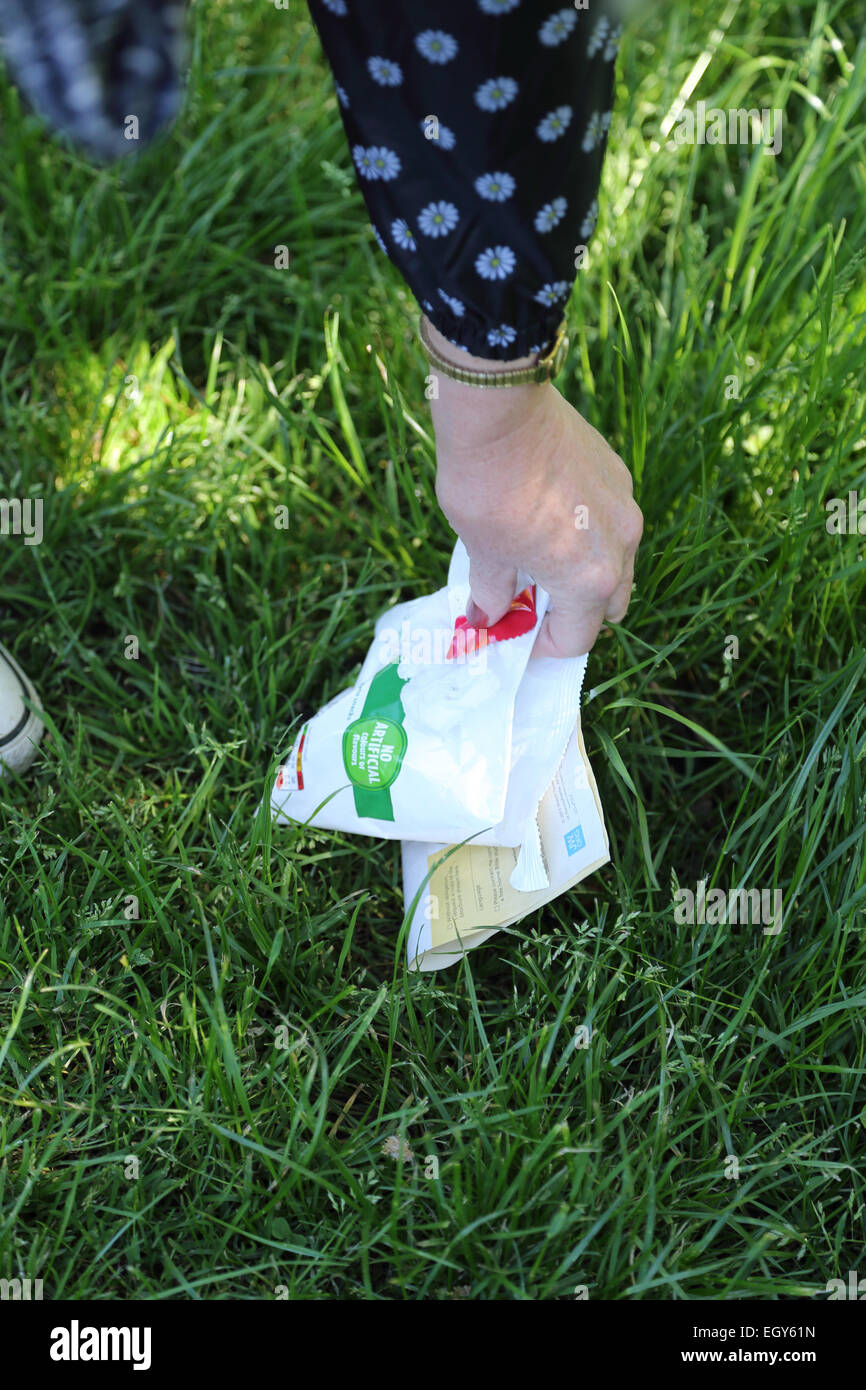 Collect Rubbish Stock Photos & Collect Rubbish Stock Images Alamy