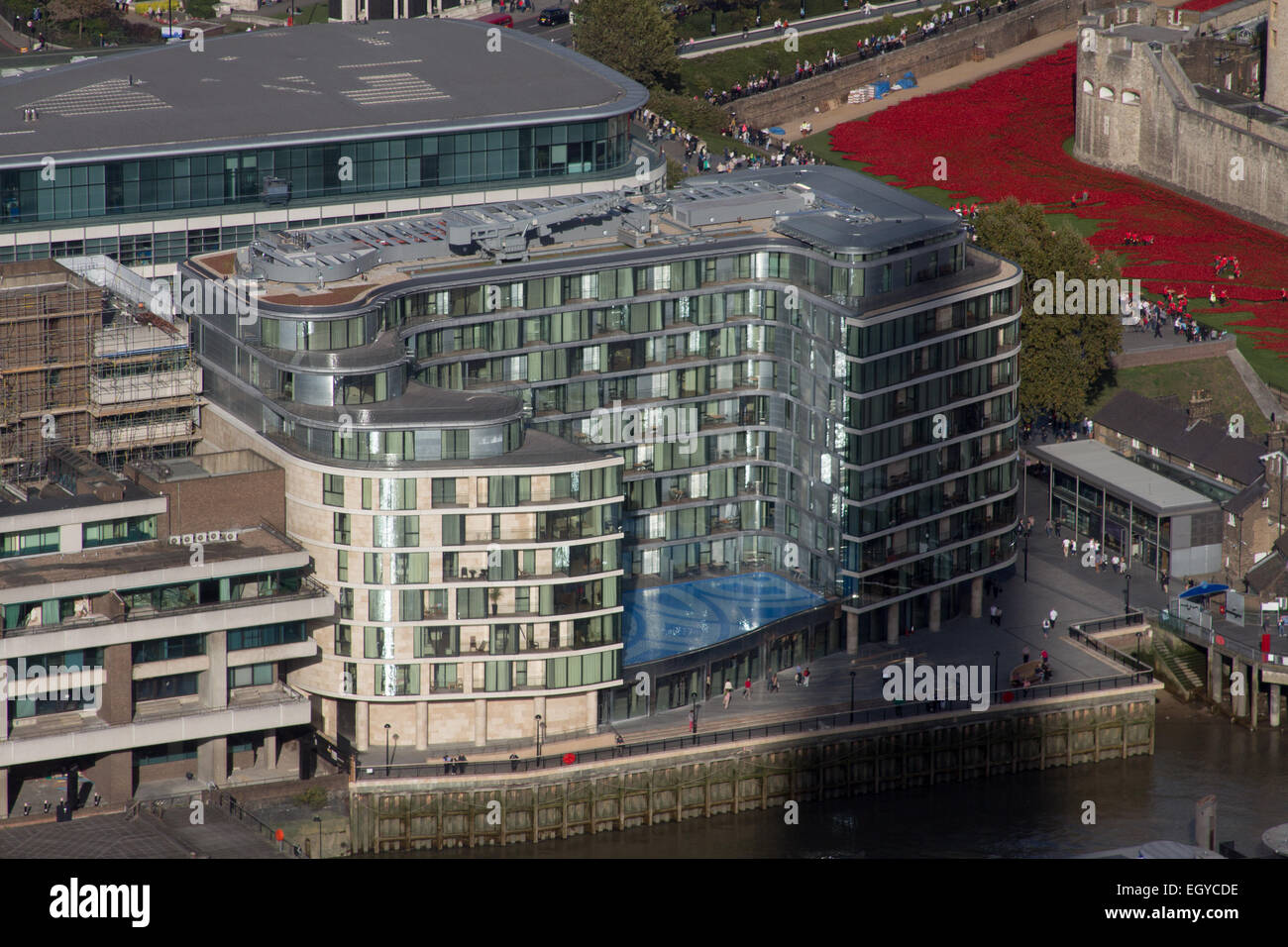 Aerial view tower of london poppy hi-res stock photography and images ...