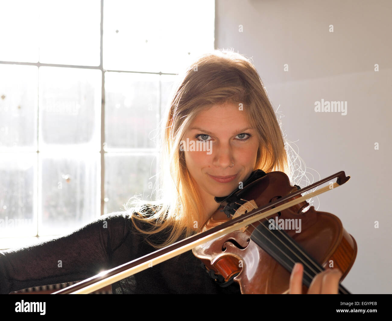 Portrait of young woman playing violin Stock Photo - Alamy