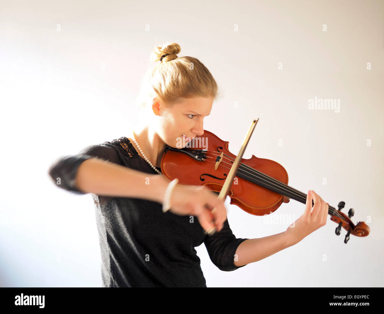 Young woman playing violin Stock Photo - Alamy