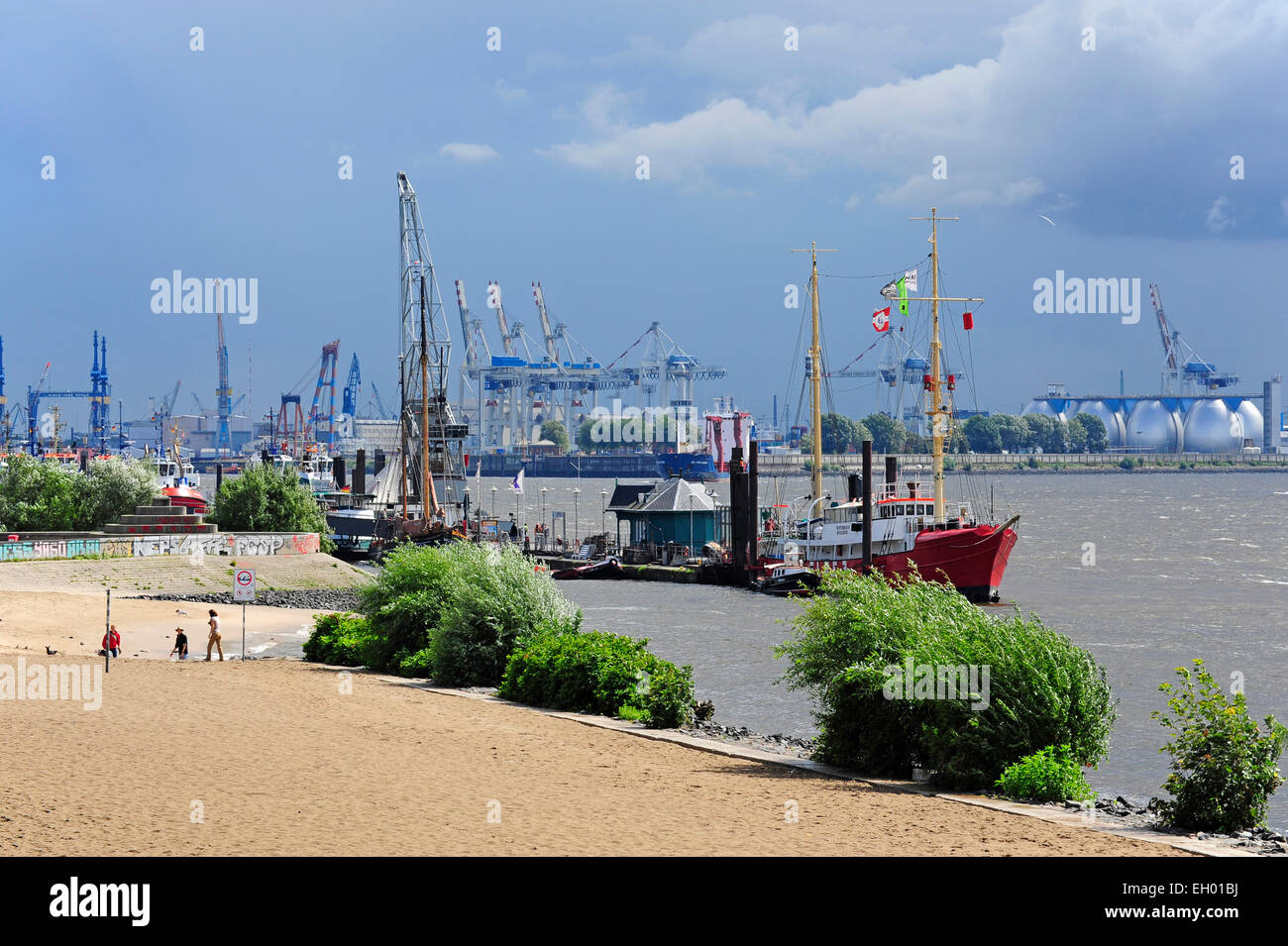 Germany, Hamburg, Oevelgoenne, harbor and bank of River Elbe Stock Photo
