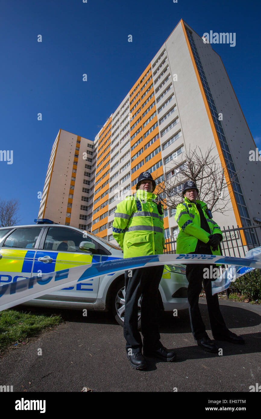 Bristol, UK on March 4 2015. Police stationed outside Barton Court where the body of Rebbeca Watts was discovered on Tuesday. Credit:  james beck/Alamy Live News Stock Photo