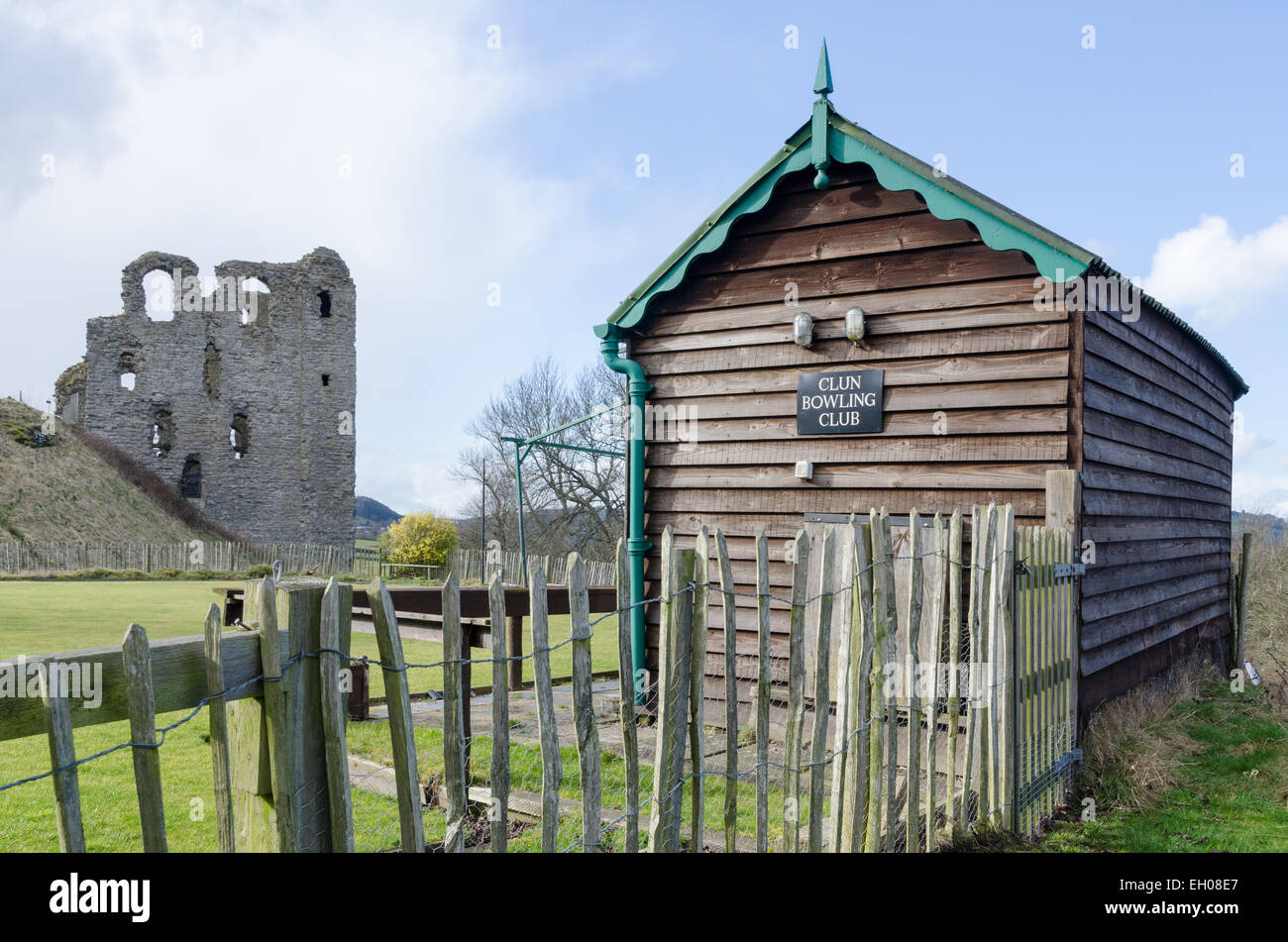 Clun Bowling Club and Clubhouse next to the remains of Clun Castle in Shropshire Stock Photo