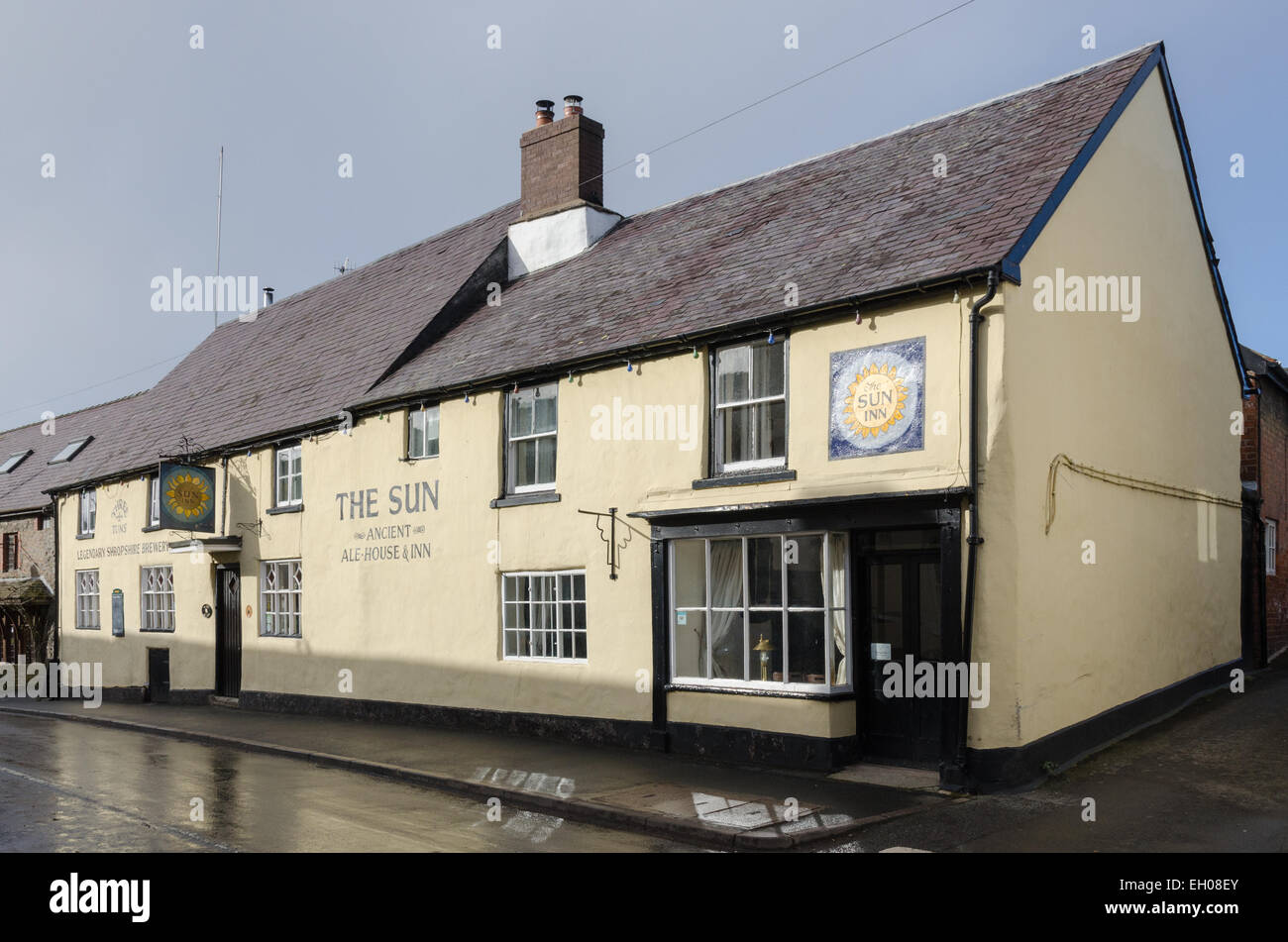 The Sun Ancient Ale House and Inn in the Shropshire town of Clun Stock Photo