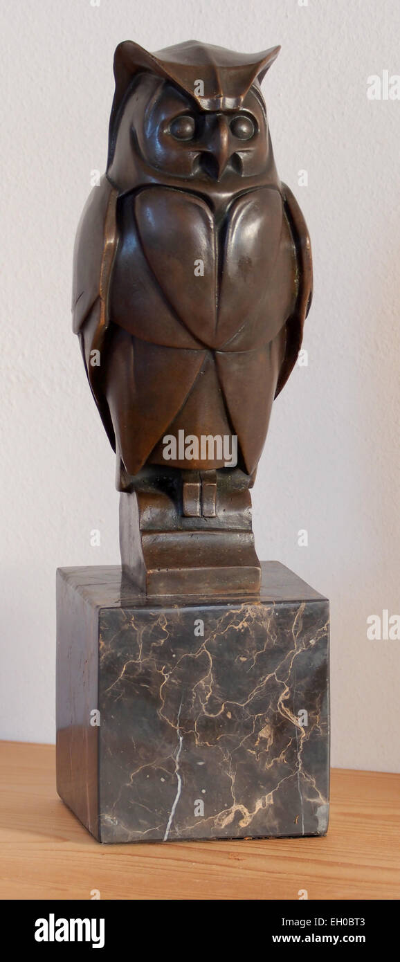 Bronzen beeldje van een uil in Art Deco of Art Nouveau, foto 2 Stock Photo  - Alamy