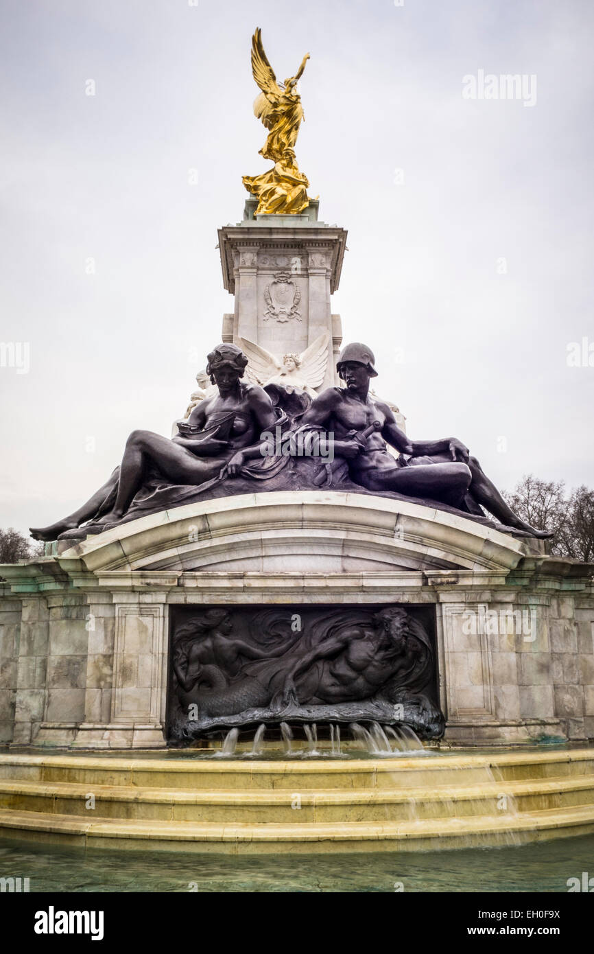 Statues and water feature of the Queen Victoria Memorial outside