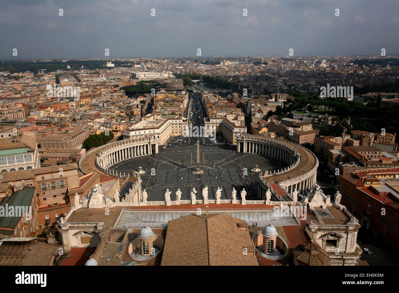 Square statues rome italy vatican hi-res stock photography and images ...