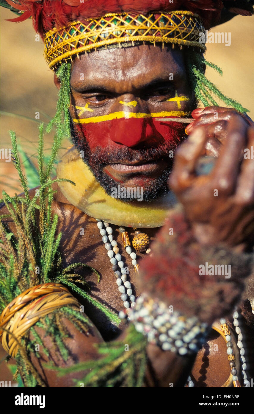 Tribal man putting on make-up, Mt. Hagen, Papua New Guinea Stock Photo