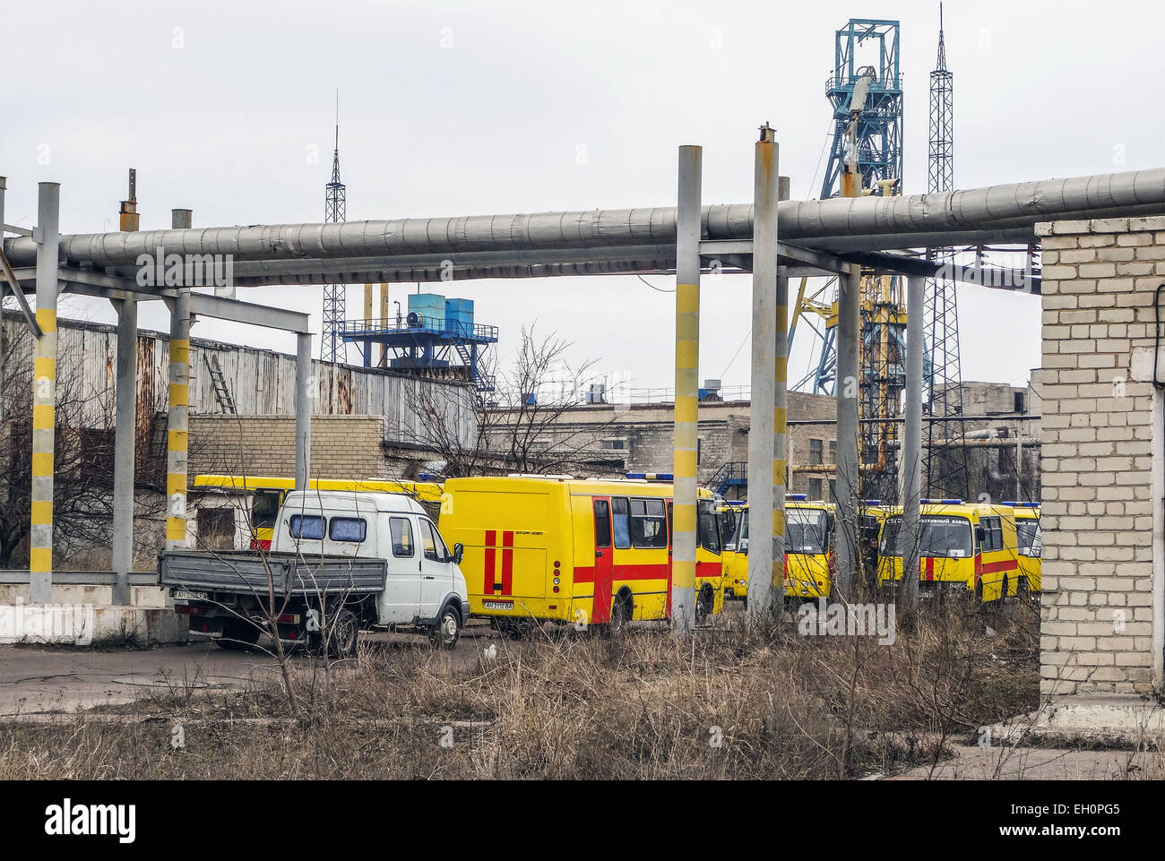 March 4, 2015 - Vehicles of rescue personnel near the Zasyadko mine in ...