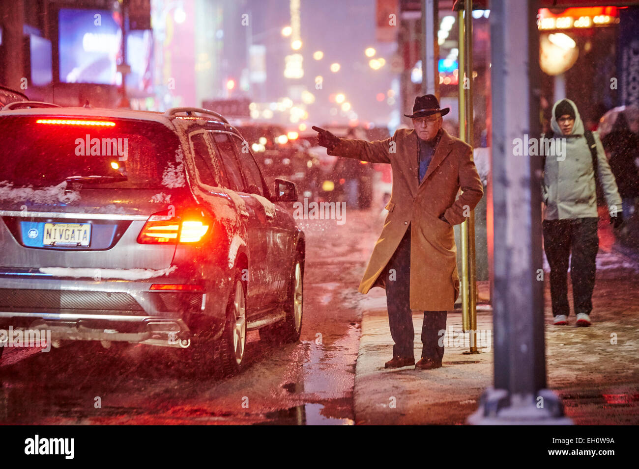 Hail A Taxi In Manhattan In New York North America Usa EH0W9A 