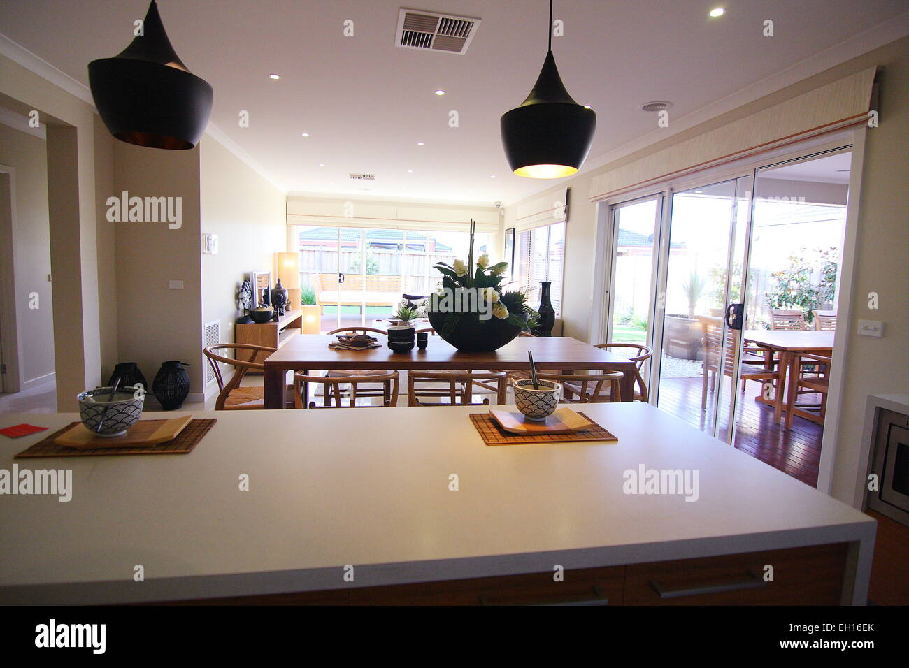Kitchen sink facing lounge hires stock photography and images Alamy